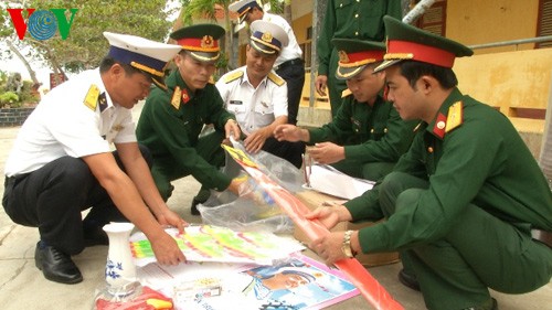 Tet gifts and goods ready for Truong Sa island district - ảnh 1